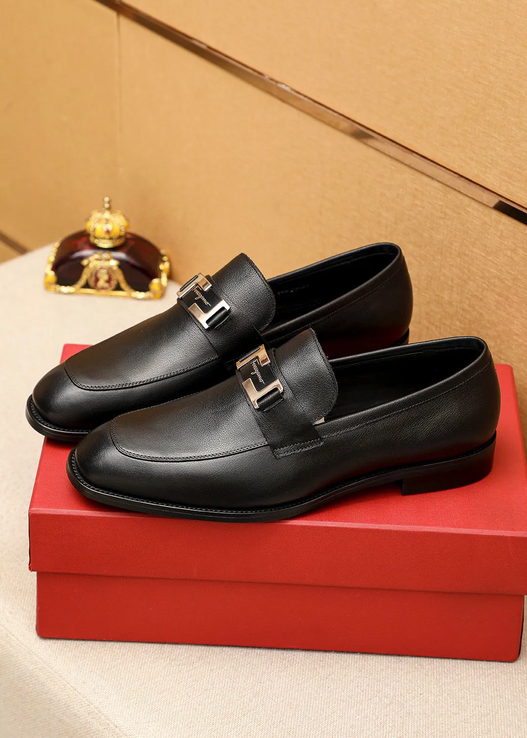 Men's shoes💰460💰 Product trademark: Ferragamo "Ferragamo" casual leather shoes Regular size: 38-44 (45🉑️customized) Product materials: Selected imported first-layer calfskin upper + luxury hardware buckle, imported water-dyed cow leather lining. Strong three-dimensional visual effect, original outsole color: 1⃣️color optional